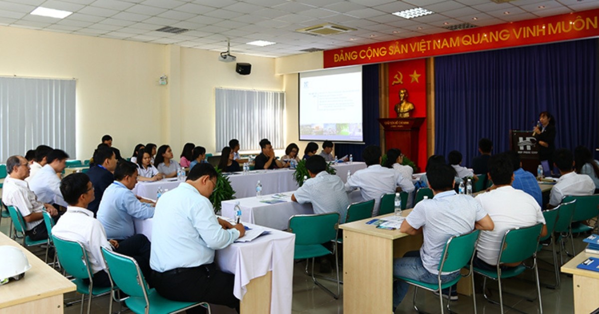 フルブライト大学ベトナムの学生をHiep Phuoc 工業団地へ歓迎 | Hiep Phuoc 工業団地株式会社